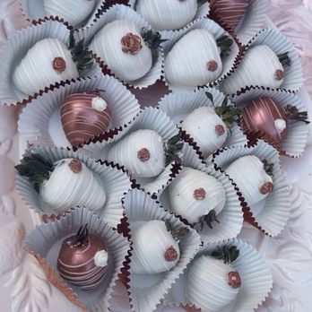 Veronica Vstreats - These chocolate covered strawberries were so perfect at my baby shower! - Desserts Near Me Veronica Vstreats - These chocolate covered strawberries were so perfect at my baby shower! - Desserts Near Me