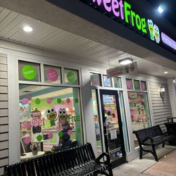 sweetFrog Premium Frozen Yogurt