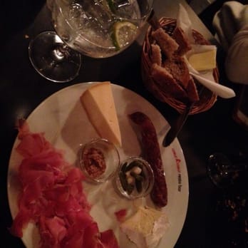 De Haus - Gin&tonic et assiete mixte - Bars Near Me - Ixelles, BRU De Haus - Gin&tonic et assiete mixte - Bars Near Me - Ixelles, BRU