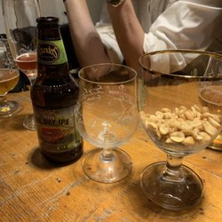 Gustav Wieds Vinstue - En session IPA fra Michigan, et tomt glas og peanuts.
