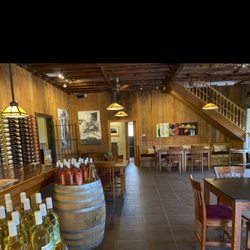 Roanoke Vineyards - Great club tasting room