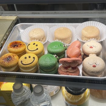 Dessert Cafe Momo - Today's Macarons - Desserts Near Me - Montreal, Quebec