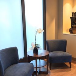 Urgent & Walk-In Care Cupertino - El Camino Health - Waiting room.