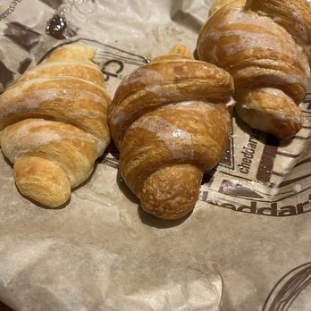 Cheddar's Scratch Kitchen - Honey butter croissants - American Near Me - Brunswick, Georgia Cheddar's Scratch Kitchen - Honey butter croissants - American Near Me - Brunswick, Georgia
