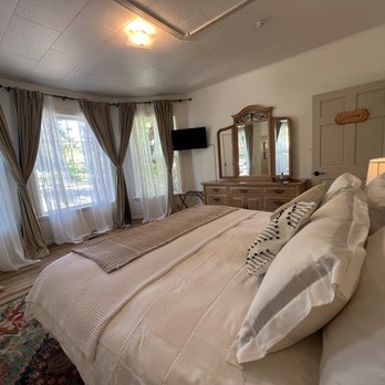 The Bluebird Inn - Downstairs and upstairs options - Bed & Breakfast Near Me - Etna, California The Bluebird Inn - Downstairs and upstairs options - Bed & Breakfast Near Me - Etna, California