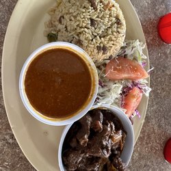 El Conuquito Restaurant - Carne guisada con arroz y habichuelas.