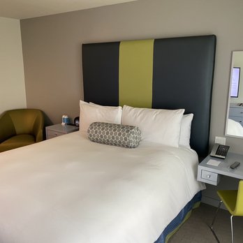 Sunset Marquis - Standard King Guest Room - Hotels Near Me - West Hollywood, California