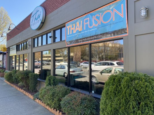 Thai Fusion Restaurant & Lounge by null