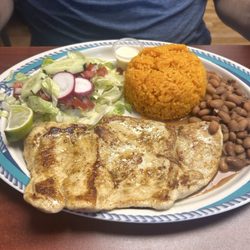Las 3 Hermanas - Grilled chicken platter, accompanied by salad, rice, and beans