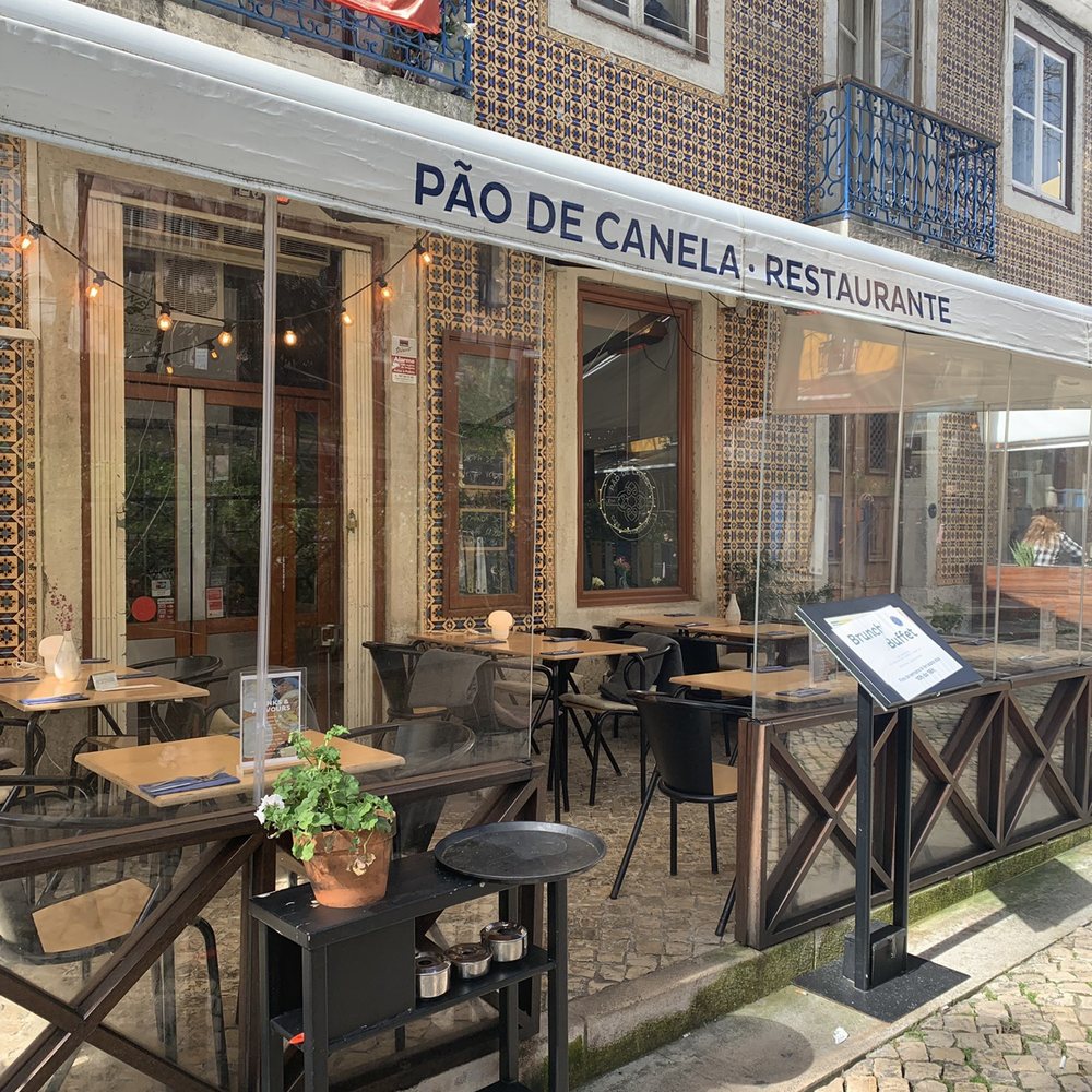Pão de Canela - Outiside of the restaurant with an enclosed outdoor seating area. - Breakfast & Brunch Near Me - Lisbon, 11 Pão de Canela - Outiside of the restaurant with an enclosed outdoor seating area. - Breakfast & Brunch Near Me - Lisbon, 11