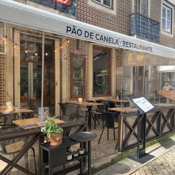 Pão de Canela - Outiside of the restaurant with an enclosed outdoor seating area. - Breakfast & Brunch Near Me - Lisbon, 11