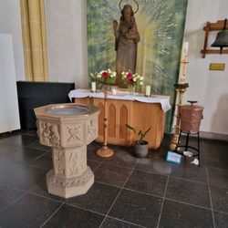 Pfarrkirche St. Laurentinus - Taufbecken und Fenster