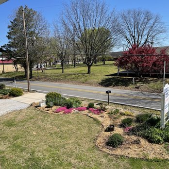 Ozark Country - View of spring garden from upper porch - Bed & Breakfast Near Me - Mountain View, Arkansas
