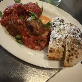 Lincoln Wine Bar - Wine Bars Near Me - Mt Vernon, Iowa