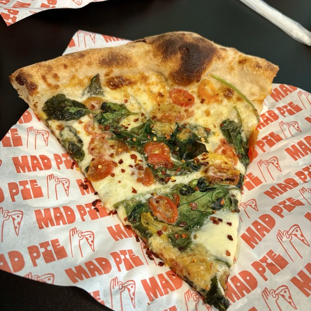 Garlic spinach tomato pizza