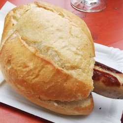 Vinothek Schloss Vollrads - Bratwurst im Brötchen (3,50€)