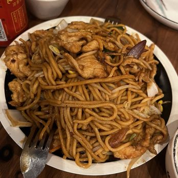 Hunan Cuisine - Chicken lo mein - Chinese Near Me - Boston, Massachusetts Hunan Cuisine - Chicken lo mein - Chinese Near Me - Boston, Massachusetts