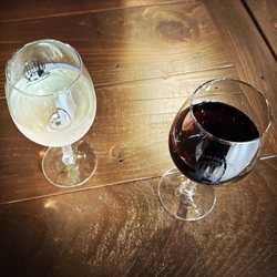 Daydream Farm Winery - Pinot grios and red blend