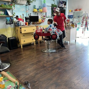 Pio Pio Kids Salon - In the chair with Omar - Kids Hair Salons Near Me - Winter Park, Florida Pio Pio Kids Salon - In the chair with Omar - Kids Hair Salons Near Me - Winter Park, Florida