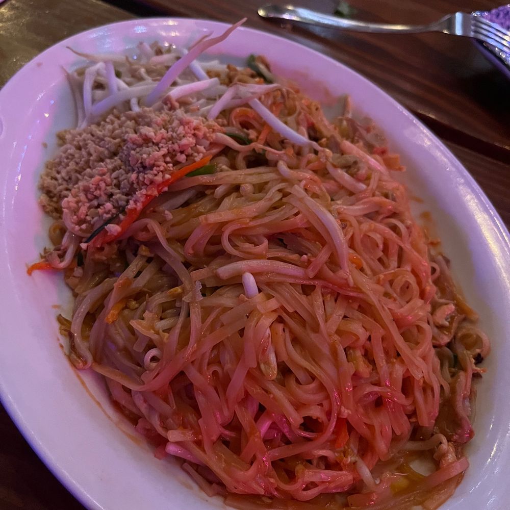 Red Elephant - Chicken Pad Thai - Thai Near Me - Honolulu, Hawaii