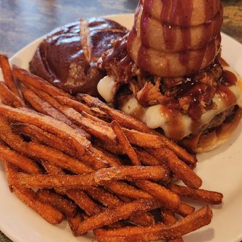 Foodie Garage Eatery - Dyna burger - American Near Me - Dubuque, Iowa