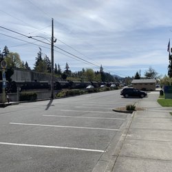 Mount Vernon Lions Club Roadside Park - Lots of parking. The building with bathrooms in the distance.