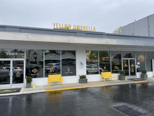 yellow umbrella lobster roll