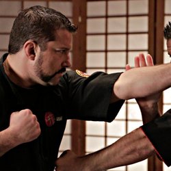 Arts Martiaux Patenaude - https://montreal.patenaudemartialarts.com/montreal-arts-martiaux-kickboxing-mma/programs/programme-classes-art-martiaux-montreal/