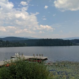 a boat docked on a lake