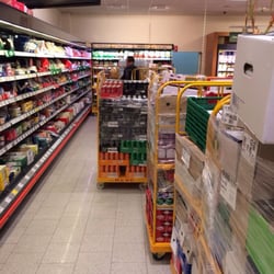 REWE City - Bei REWE in der Moritzstr. werden die Waren zu Öffnungszeiten eingeräumt, was dazu führt, dass es sehr eng ist.