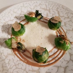 Restaurant Schwarzenstein - Nils Henkel - Flora 2: Rosenkohl, Wintertrüffel, Frischkäse, Haselnuss