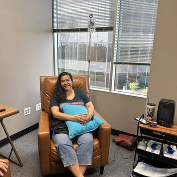Bounce Hydration - Our offices provide a relaxed and comfortable environment. Watch a movie, catch up on work or nap! We'll take care of the rest. - IV Hydration Near Me - Houston, Texas