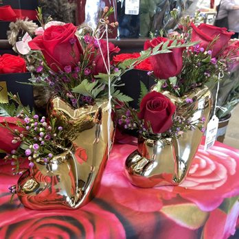 Safeway - Vase with beautiful red roses. - Grocery Near Me - Sacramento, California Safeway - Vase with beautiful red roses. - Grocery Near Me - Sacramento, California