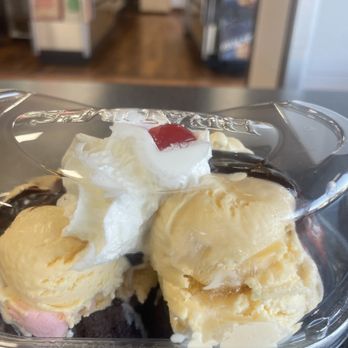 Braum's - three scoops of ice cream in a plastic container - Ice Cream & Frozen Yogurt Near Me - Colleyville, Texas