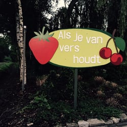 Aardbeien, confituur en kersen.