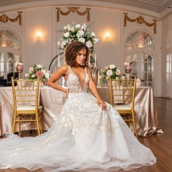Isabella Margianu Bridal - Beautiful Wedding Dress perfect for a beach wedding or an elegant venue.