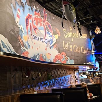 Crab Du Jour - The decorations of the restaurant next to the booths seating area. - Seafood Near Me - Roanoke, Virginia