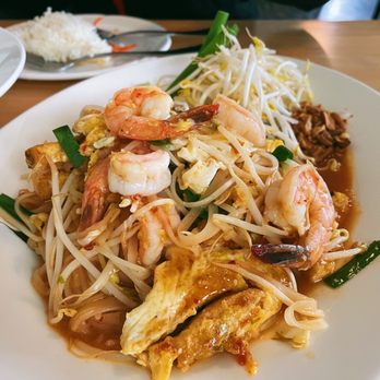 Mae Sunee Thai Cuisine - Pad Thai with shrimp - Thai Near Me - Winnipeg, Manitoba Mae Sunee Thai Cuisine - Pad Thai with shrimp - Thai Near Me - Winnipeg, Manitoba
