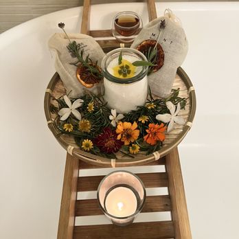 Inn at Moonlight Beach - Teas, flowers, and herbs for the stand alone bath in the room. Soooo lovely. Tea lights were lit for us upon arrival. Such a relaxing vibe - Bed & Breakfast Near Me - Encinitas, California Inn at Moonlight Beach - Teas, flowers, and herbs for the stand alone bath in the room. Soooo lovely. Tea lights were lit for us upon arrival. Such a relaxing vibe - Bed & Breakfast Near Me - Encinitas, California