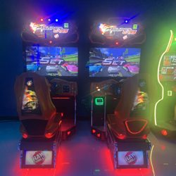 Dezerland Action Park Miami - I brought 4 kids only one machine works. They wanted to play together both swiped and game one played for one so they ended up playing alone