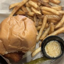 Mugg's of Mille Lacs - Crispy chicken sandwich