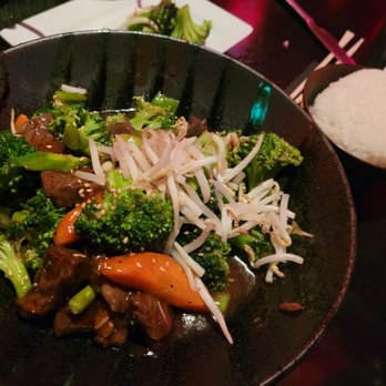 Red Lantern Restaurant & Lounge - Beef and broccoli bowl - Sushi Bars Near Me - Mashantucket, Connecticut
