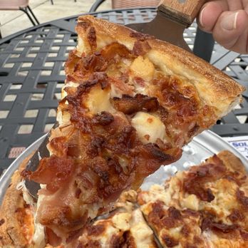 Pizza Palace - Scallop & Bacon Pizza - Pizza Near Me - Old Saybrook, Connecticut