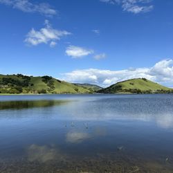 Stafford Lake Disc Golf Course - April 2024 - green hills and a full lake!
