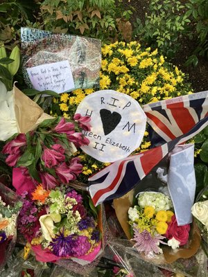 THE QUEEN ELIZABETH II SEPTEMBER 11TH GARDEN 39 Photos 11 Hanover