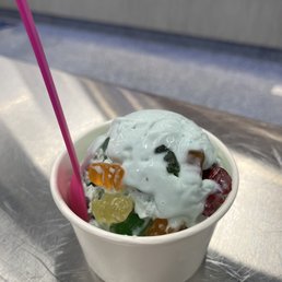 Cotton candy with gummy bears Cotton candy with gummy bears