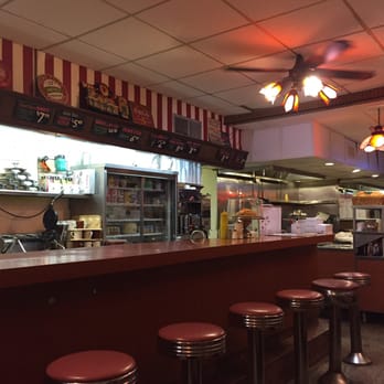 Walt Itgen's Ice Cream Parlour - Old school parlor feel. - Ice Cream & Frozen Yogurt Near Me - Valley Stream, New York