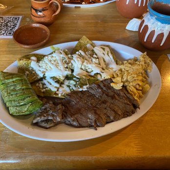 Fonda La Finca - Green Chilaquiles, scrambled egg, cactus, steak - Mexican Near Me - Tijuana, BCN