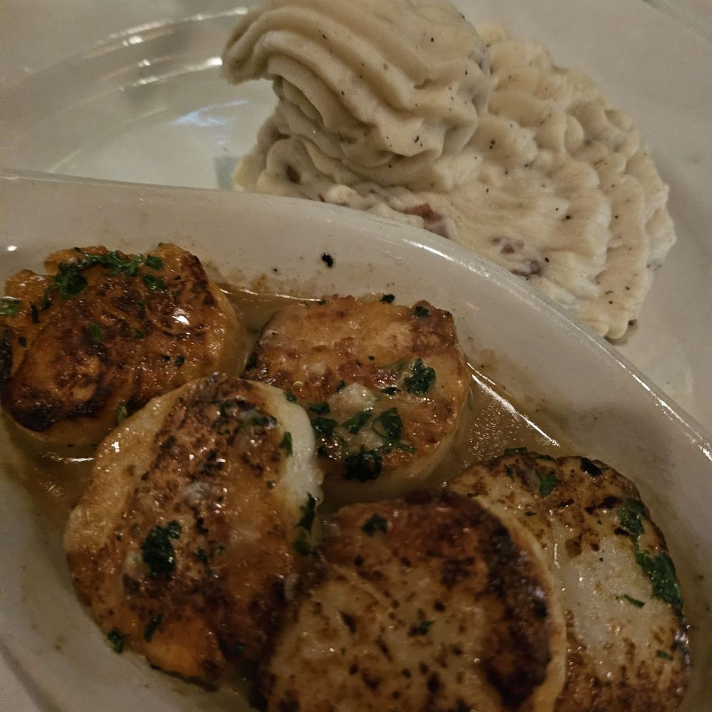 Daniella's Steakhouse - Sea scallops with garlic mashed potatoes - Steakhouses Near Me - Syracuse, New York Daniella's Steakhouse - Sea scallops with garlic mashed potatoes - Steakhouses Near Me - Syracuse, New York