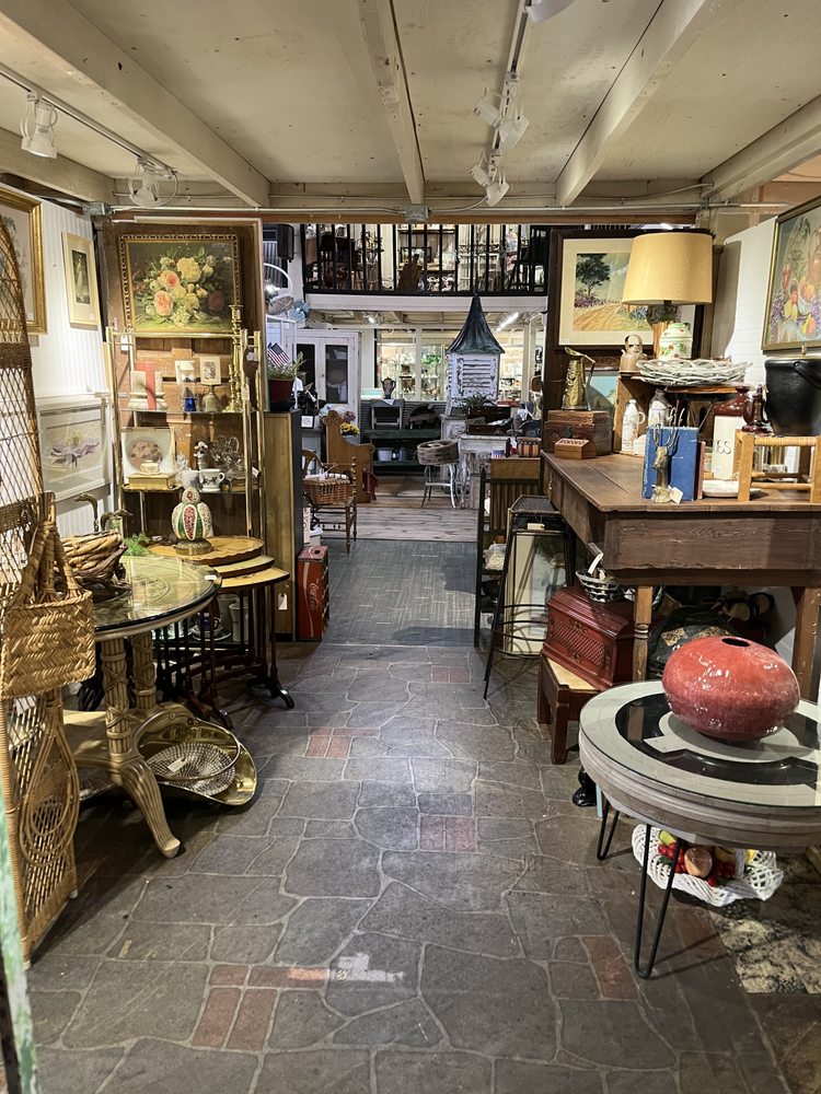 REVEILLE RUSTICS AND RELICS 1010 N Riverfront Blvd, Dallas, Texas